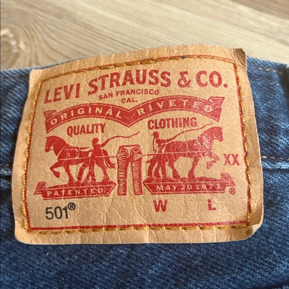 Levi’s 501 women’s Cut off button fly jean shorts Raw hem Size 25 Dark wash - Picture 4 of 11